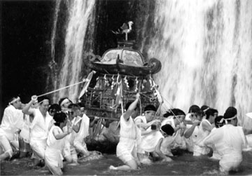 白瀑神社神輿の滝浴び